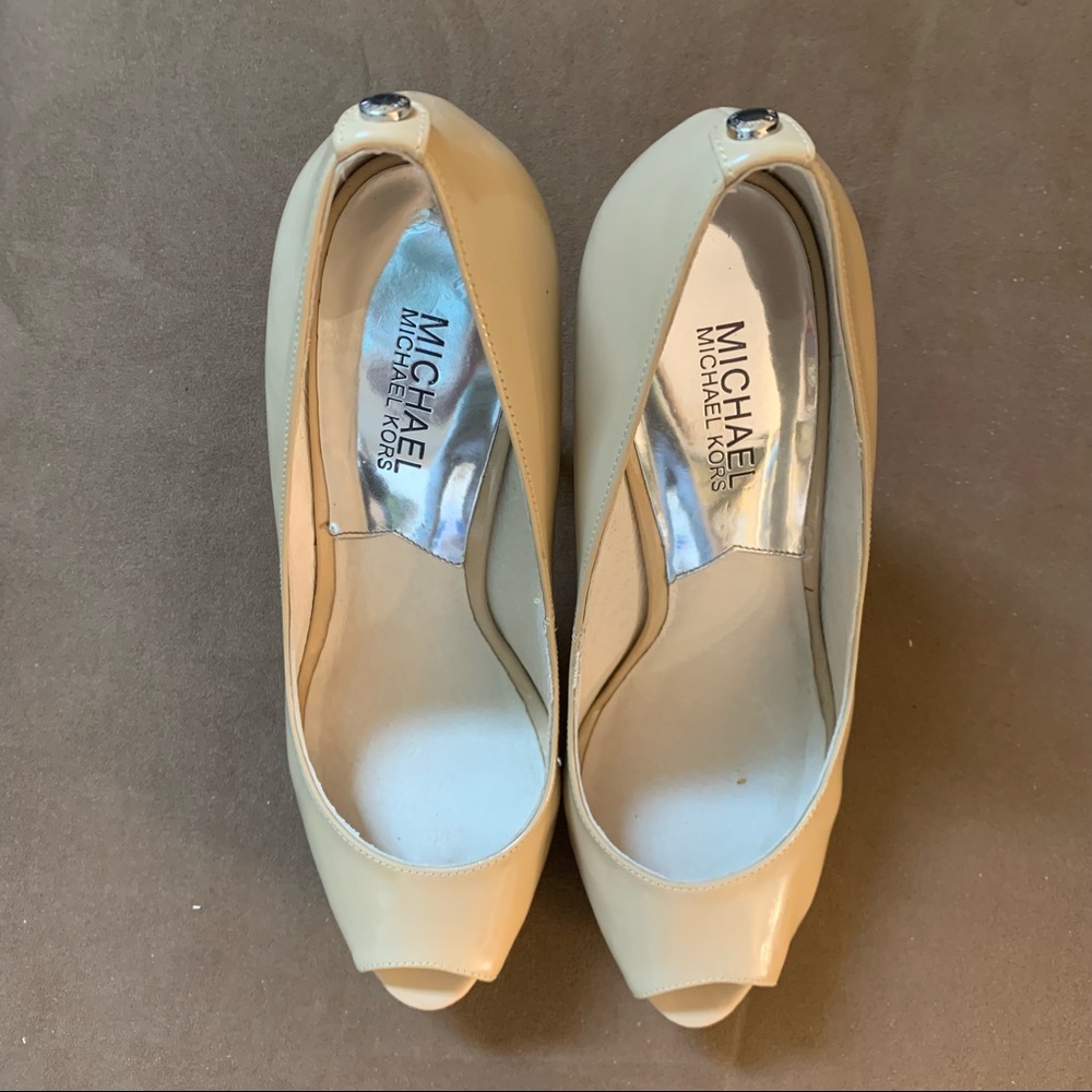 MK pump shoes